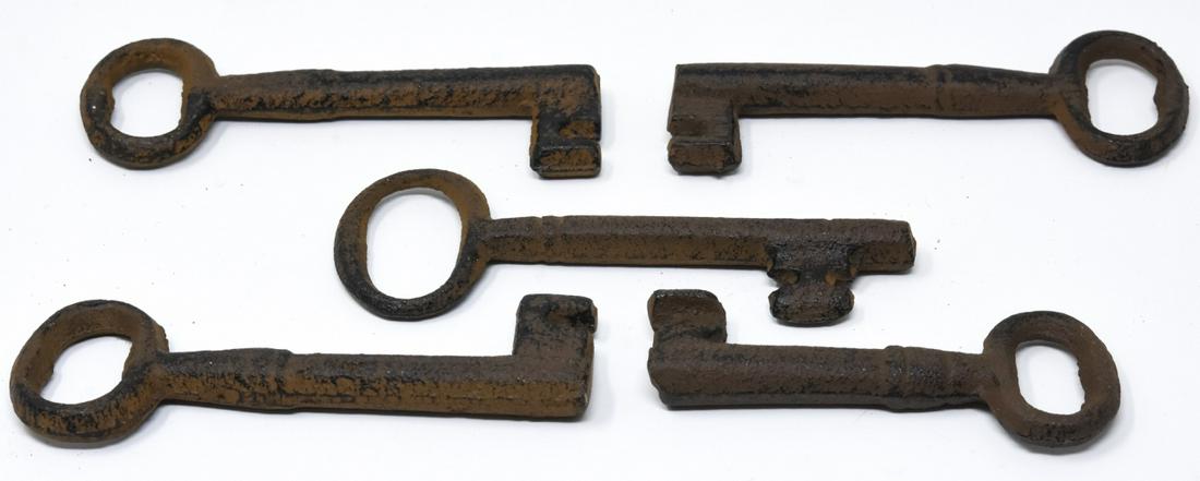 5 Antique Cast Iron Skeleton Keys (1 of 6)