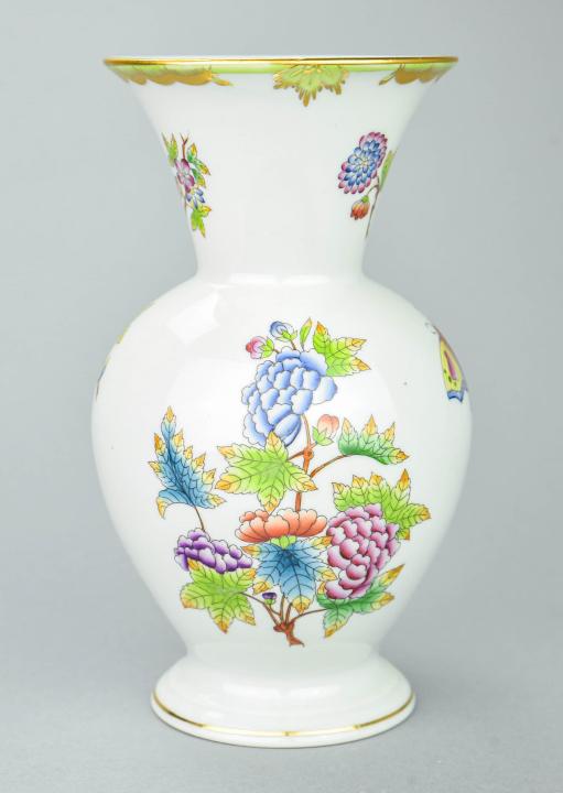 Herend Hungary Queen Victoria Vase (1 of 7)