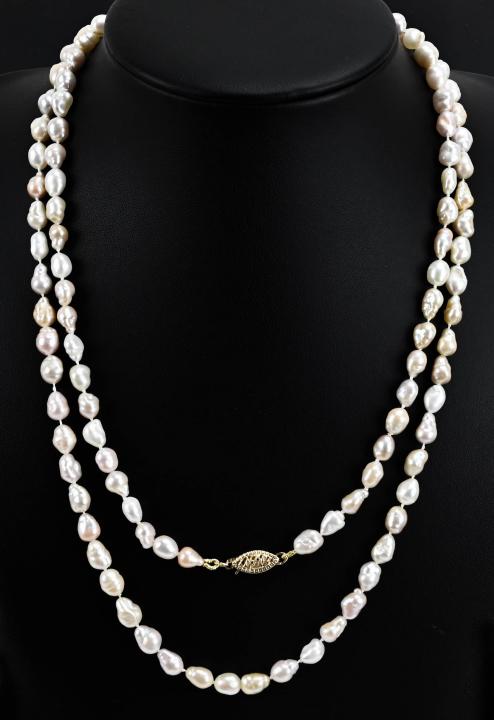 Estate 14kt Yellow Gold & Baroque Pearl Necklace: Estate 14kt Yellow Gold & Baroque Pearl Necklace Strand. Hand knotted. Measures approximately 34 inches in length.