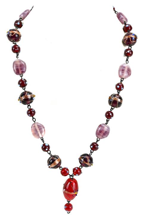 Vintage Italian Murano Art Glass Bead Necklace: Vintage Italian Murano Art Glass Bead Necklace. Art glass beads made with gold flakes inside. Measures approximately 20 inches in length, plus the pendant w tassel.