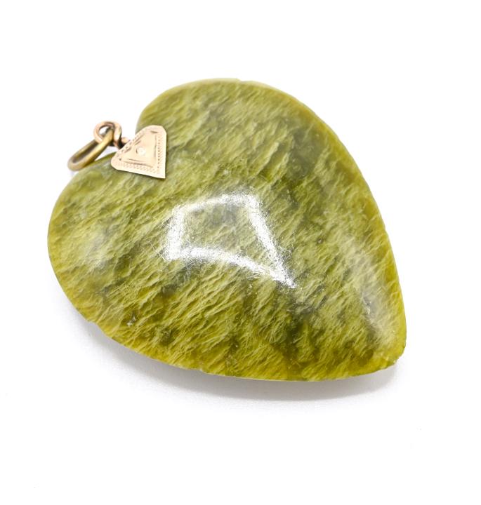Antique 10kt Gold & Jasper Heart Necklace Pendant: Antique 10kt Gold & Jasper Heart Necklace Pendant. Mount acid tests as 10kt gold. Measures 2 inches in length.