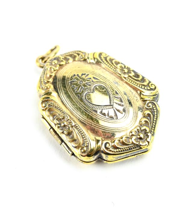 Antique Art Deco Gold Fill Locket Necklace Pendant: Antique Art Deco Gold Filled Locket Necklace Pendant. Measures 1 inch in length.