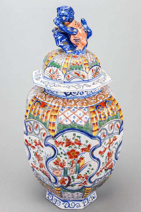 Chinoserrie Polychrome Ginger Jar w Lion Finial (1 of 8)