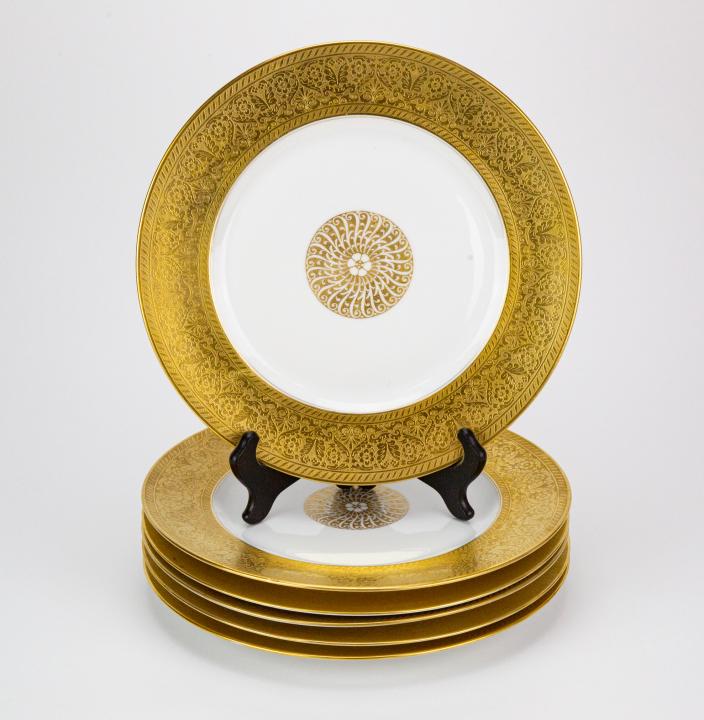 Heinrich Germany Porcelain Gold Rim Dinner Plates: 6 Heinrich Germany Porcelain Gold Rim Dinner PlatesMeasures 11 inches diameter.