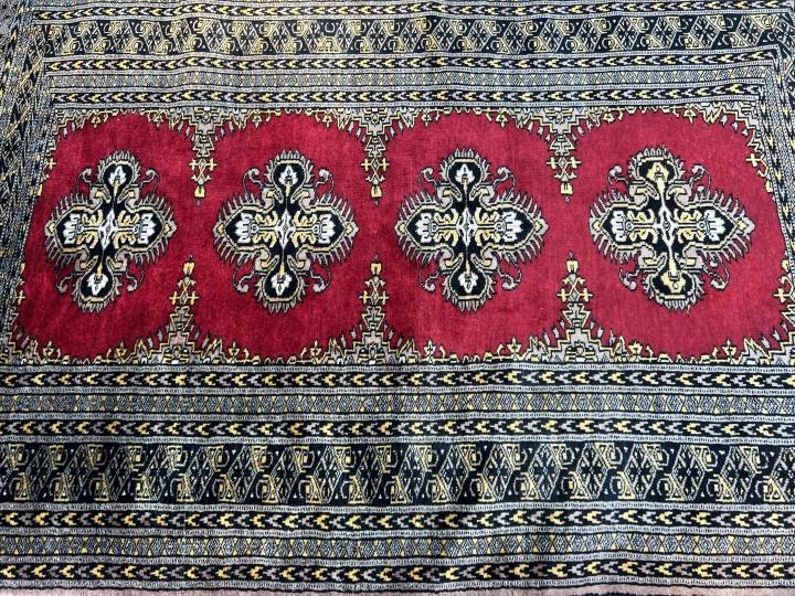 Hand Knotted Wool & Silk Blend Throw Rug: Hand Knotted Wool & Silk Blend Throw Rug w Fringe Ends