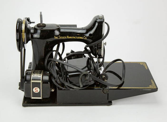 Antique Portable Singer Sewing Machine Model 221 1