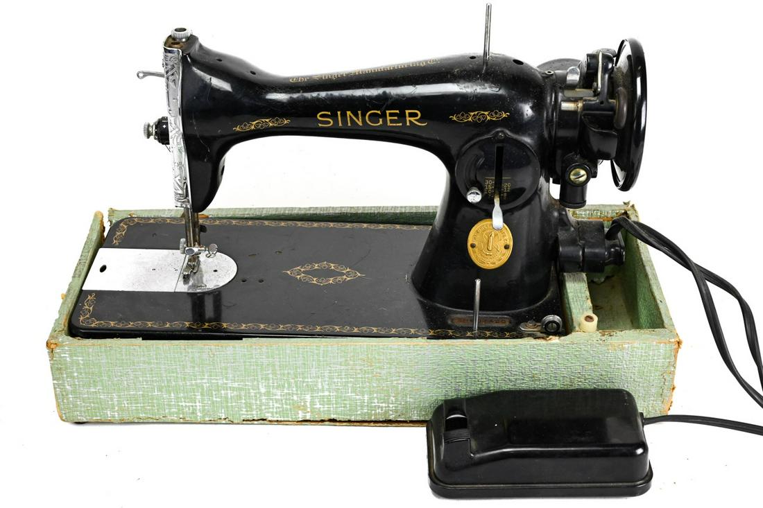Antique AH007420 Singer Sewing Machine: Antique AH007420 Singer Sewing Machine. 12 inches x 16 inches x 8 inches