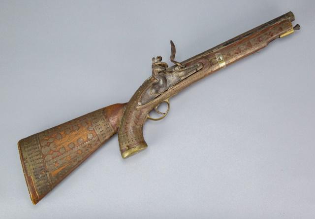 Antique Ornate Turkish Blunderbuss Gun: Antique Ornate Turkish Blunderbuss Gun With Detailed Brass Inlay. The gun is signed in Arabic. 25 inches x 5 inches