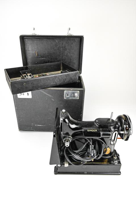Singer 221 Featherweight Mini Sewing Machine (1 of 11)