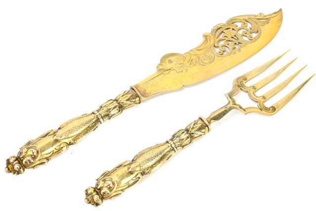 Pair Antique Sterling Silver Vermeil Fish Utensils: Pair Antique Sterling Silver Vermeil Fish Utensils. Largest measures 13 inches long, approximately 7 oz weight. PLEASE NOTE THAT APPROXIMATE WEIGHT IS USEDTO DETERMINE THE ESTIMATE AND WILL NOT QUALIF