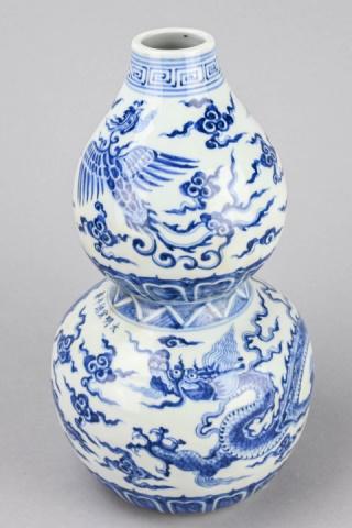 Chinese Ming Dynasty Blue & White Dragon Gourd (1 of 14)