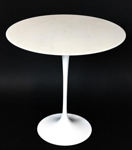 Knoll Saarinen Round Marble Top Side Table: Mid Century Knoll Saarinen Round Marble Top Side Table.Measures 20 inches x 20 inches diameter.