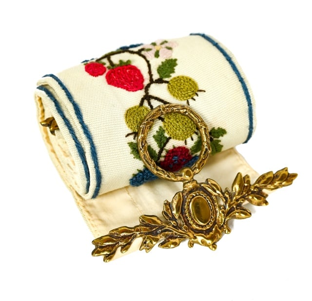 Vintage Crewel Embroidered Bell Pull w Brass Ends (1 of 10)