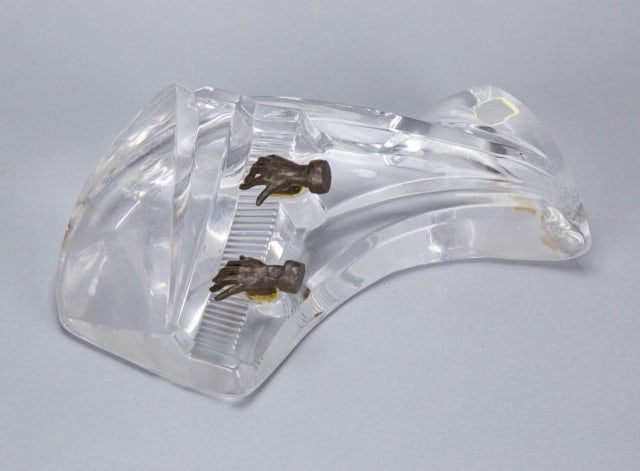 Vinardi Crystal Piano w Bronze Hands Sculpture: Vinardi Crystal Piano w Bronze Hands Sculpture. Signed. 10 inches x 6 inches