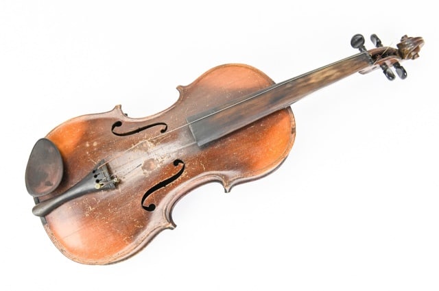 Antique Italian Cremonese Mahogany Violin 1798: Antique Italian Cremonese Mahogany Violin From 1798 With Bow & A Carrying Case. Label inside violin inscribed "Crimonno Anno 1798". Violin measures 24 inches x 8.25 inches x 3.25 inches. Bow measures