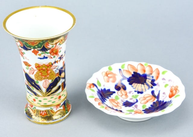 Antique Early 19th C English Imari Vase & Bowl: Antique Early 19th C English Imari Porcelain Vase & Bowl. Vase with label on bottom attributing to Coalport. Hand painted and gilt decorated. Vase measures 4.75 inches in height.