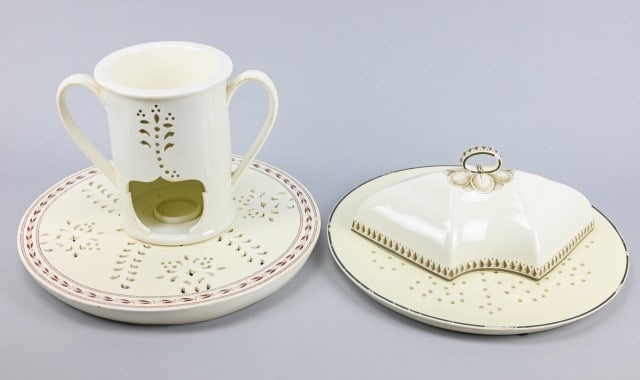 4 Antique Leedsware Creamware Tabletop Pieces: Collection 4 Antique 19th Century Leedsware Creamware Table Top Pieces Includes An Assortment of Table Accessories Some with Brown Hand Painted Trim. Larger measures 13 inches in diameter. Sold as is.