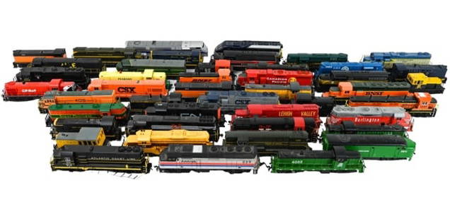 HO Scale Model Locomotives in Loose Lot: Collection Miniature Model Locomotives in Loose Lot From a Variety of Manufacturers. Trains are approximately 6 - 10 inches
