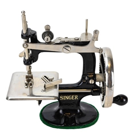 Vintage Singer 20 Miniature Toy Sewing Machine (1 of 10)
