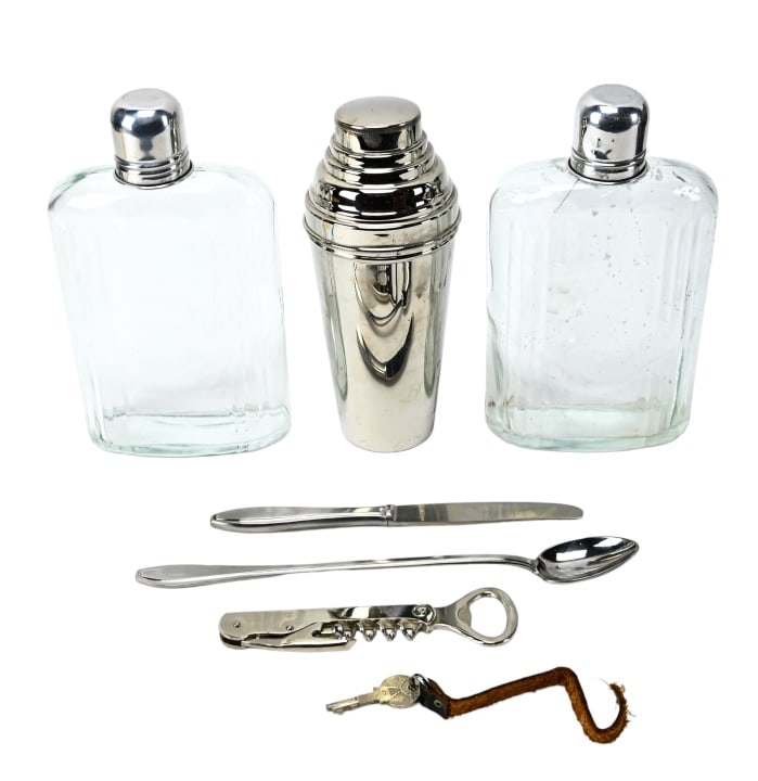 Vintage Mark Cross 6-Piece Flask Set Leather Case: Vintage Mark Cross 6-Piece Flask Set with Locking Leather Case with Key. 5 inches x 9 inches x 8.5 inches.