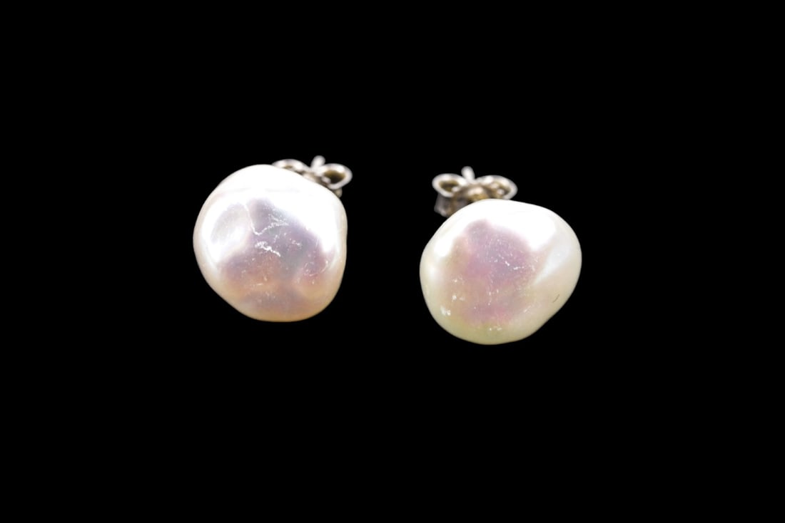 14K White Gold Fresh Water Pearl Stud Earrings: 14K White Gold Fresh Water Pearl Stud Earrings.