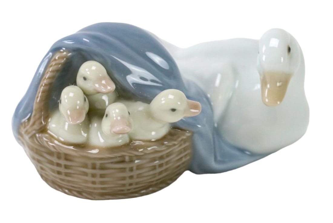 Lladro "Duck and 4 Ducklings" 4895 Porcelain Fig. (1 of 6)