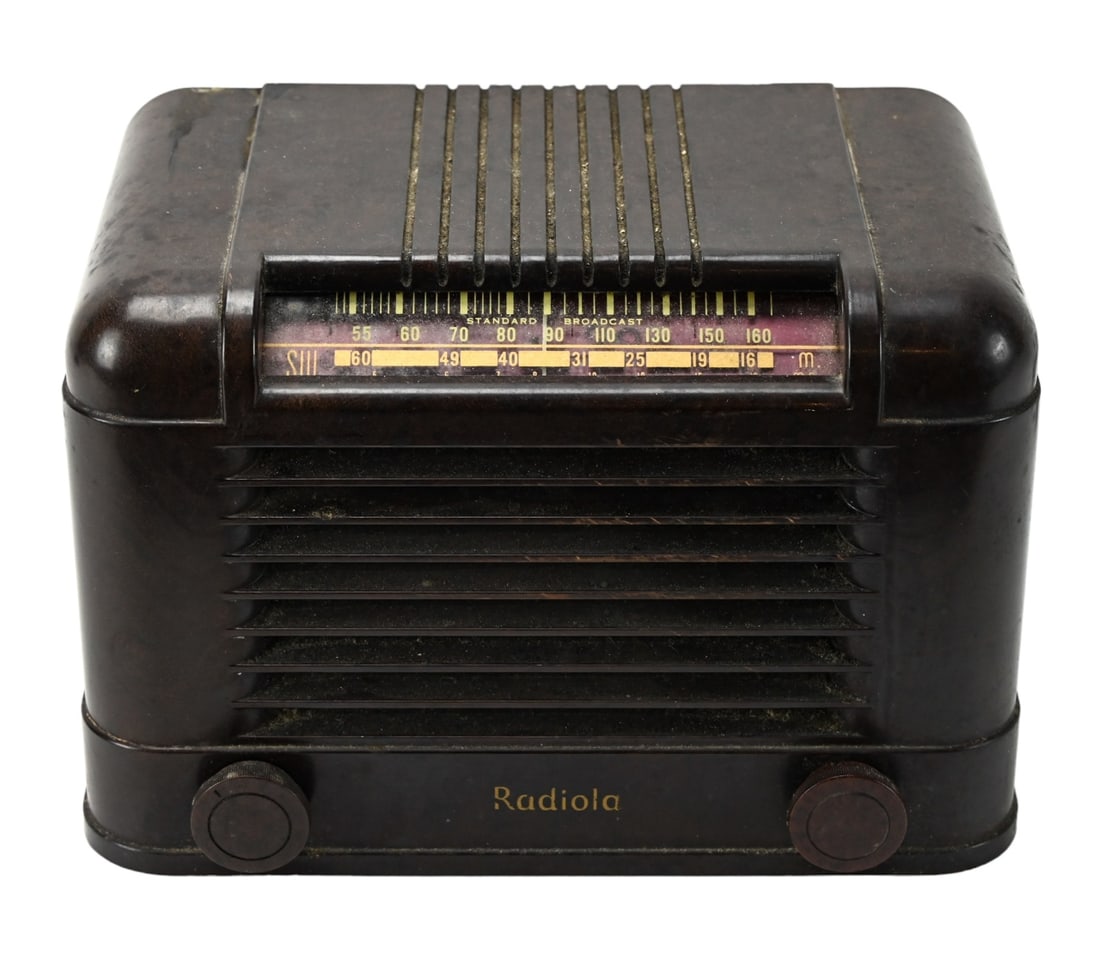Antique Bakelite Radiola Electric Short Wave Radio: Antique Bakelite Radiola Electric Short Wave Radio. The radio is currently not working. Measures 7 inches x 10 inches x 6 inches