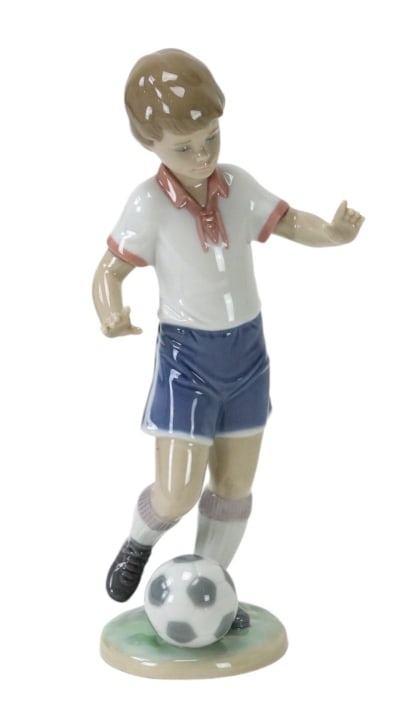 Lladro "Soccer Practice" Porcelain Figurine: Lladro "Soccer Practice" Porcelain Figurine.Measures 8.5 inches x 4 inches x 3 inches.