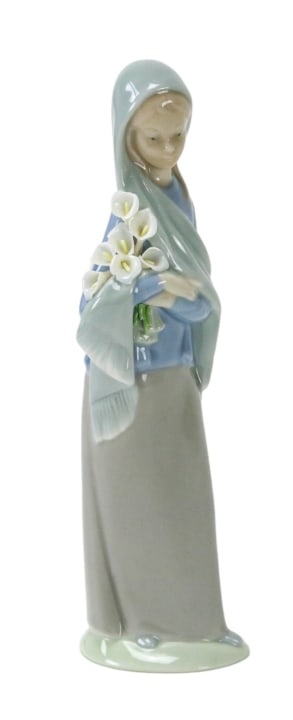Lladro "Girl w Calla Lillies" Porcelain Figurine: Lladro "Girl with Calla Lillies" Porcelain Figurine.Measures 9 inches x 3 inches x 2 inches.