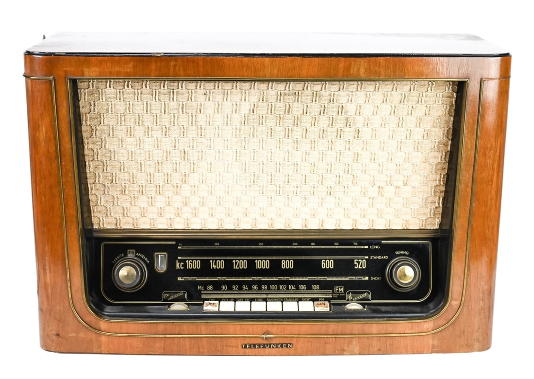 Vintage German Telefunken Opus 55 Radio: Vintage German Telefunken Opus 55 Radio with Extra Tubes. Working at the time of addition to catalogue. Sold as is. Measures 17 inches x 25 inches x 10 inches.