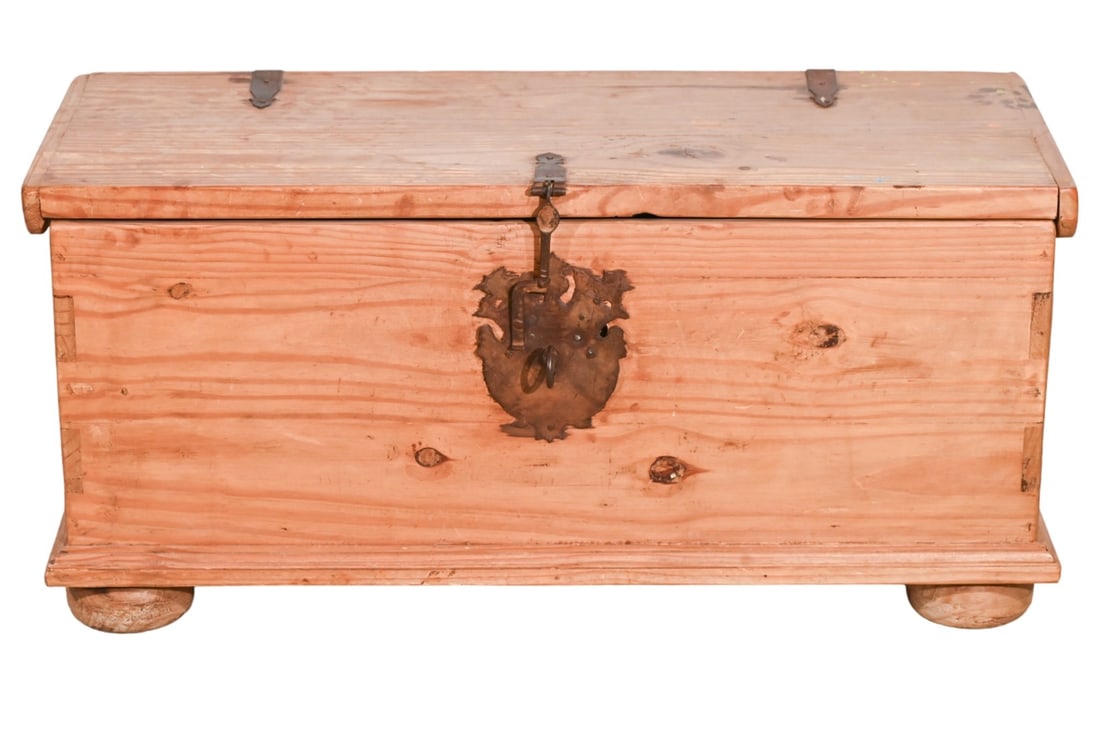 Farmhouse Style Pine Blanket Chest Lock & Key (1 of 16)