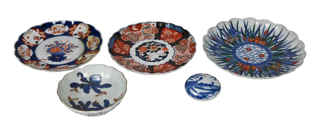 Collection Antique Japanese Imari Ware Dishes: Collection Antique Japanese Imari Ware Dishes. Larger measures 10 inches in diameter.