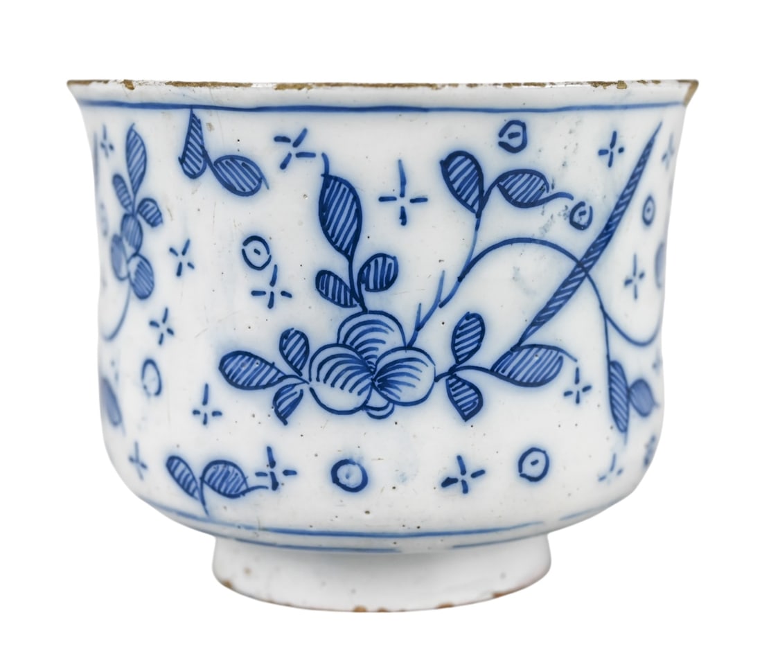 18th Century Chinese Export Blue and White Cup: 18th Century Chinese Export Blue and White Cup.Condition: chip and cracks.Measures 3.5 inches x 4.5 inches.