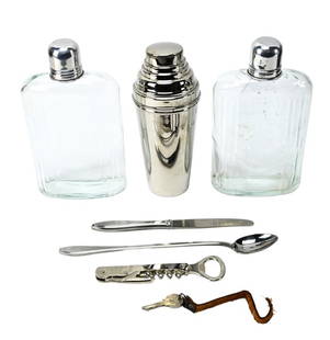 Vintage Mark Cross 6-Piece Flask Set Leather Case: Vintage Mark Cross 6-Piece Flask Set with Locking Leather Case with Key. 5 inches x 9 inches x 8.5 inches.