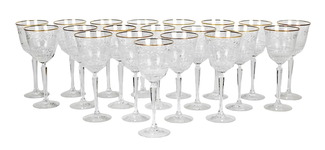20 Lenox Crystal Gold Rim Wine Glasses Stemware: 20 Lenox Crystal Gold Rim Wine Glasses Stemware. Measures 8 inches x 3.5 inches.