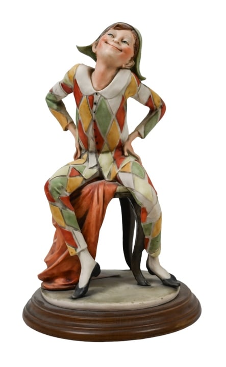 Giuseppe Armani Capodimonte Jester Clown Figurine: Giuseppe Armani Florence Capodimonte Jester Clown Figurine. Measures 12 inches x 7.5 inches diameter.