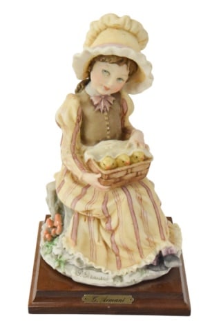 Giuseppe Armani Capodimonte Statue Girl: Giuseppe Armani Capodimonte My Feathered Friends Statue. Measures 10 inches x 6 inches x 6 inches.