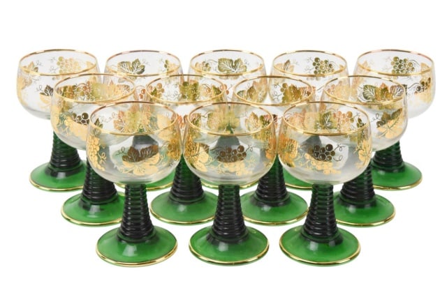 12 Vintage Roemer Green Glass & Gold Leaf Glasses: 12 Vintage Roemer Green Glass & Gold Leaf Grape Motif Glasses. Each measures 4.5 inches x 3 inches.