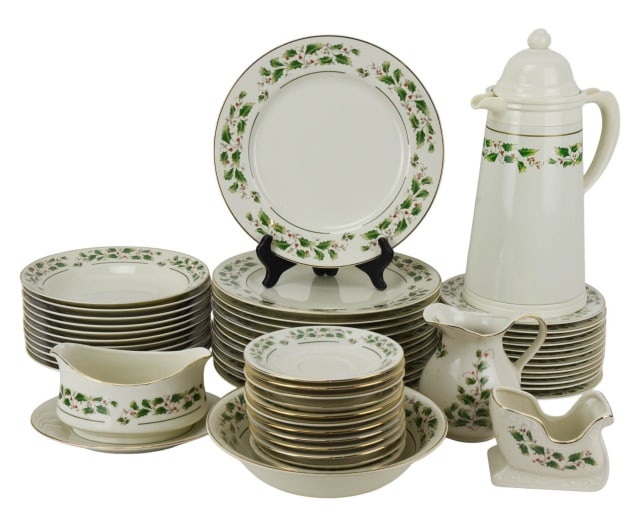 Vintage Porcelain Ware Christmas Plate Set for 12 (1 of 17)