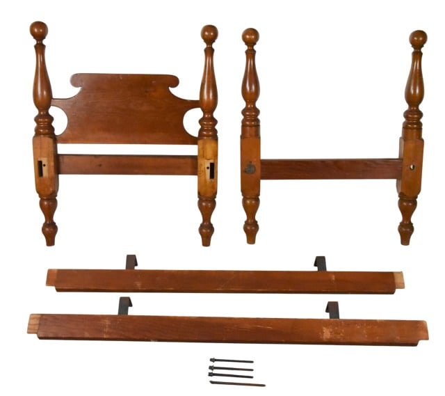 Antique Kindel Oxford Maple Carved Day Bed Frame: Antique Kindel Oxford Maple Carved Day Bed FrameMeasures approximately 38 inches x 59 inches x 39 inches