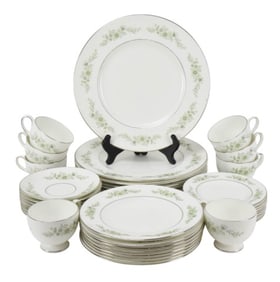 40 Pcs. Wedgwood Westbury Dinner Set Plates