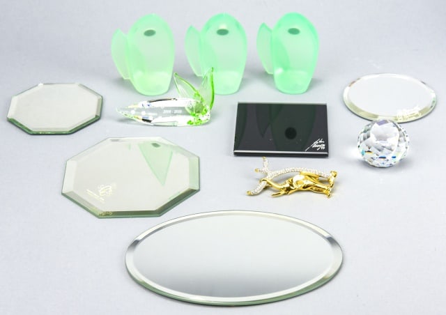 Collection Swarovski Crystal and Bases Boxed: Collection Swarovski Crystal and Bases Boxed Including 5 bases, 1 SCS Paperweight, 1 Elephant Brooch, 1 Plaque, and 3 Leaves. Largest base measures 6 inches x 4 inches.