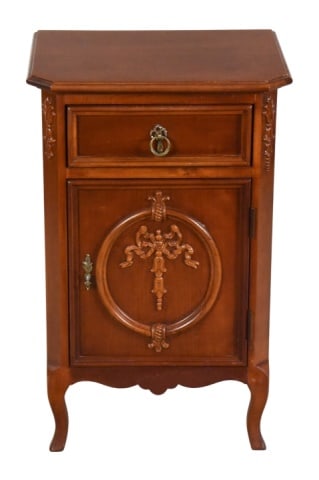 Lexington Lynn Hollyn Side Table: Lexington Lynn Hollyn Side Table.Measures 28 inches x 18 inches x 14 inches.