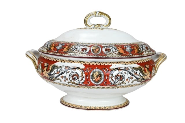 Antique Minton Majolica Florentine Tureen C 1862: Antique Minton Hand Painted Porcelain Majolica Florentine Tureen C 1862. Measures 10 inches x 15 inches.