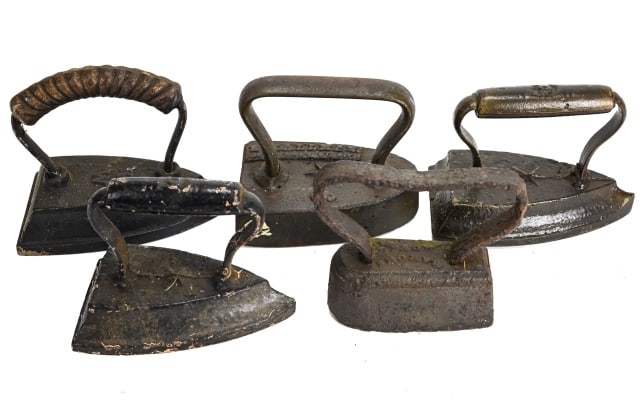 5 Antique Cast Iron Flat Irons: 5 Antique Cast Iron Flat IronsLargest measures 5 inches x 4 inches x 4 inches.