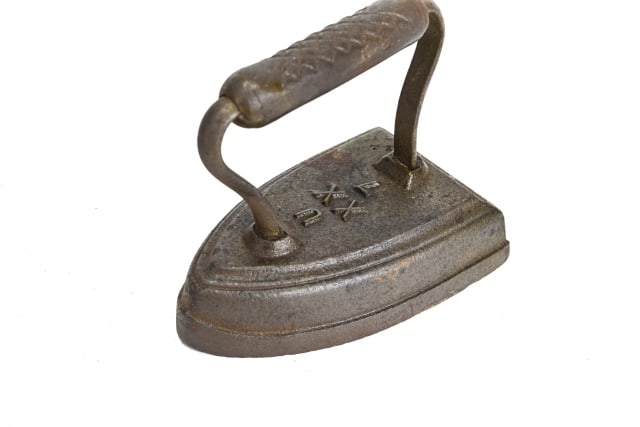 5 Antique Cast Iron Flat Irons: 5 Antique Cast Iron Flat IronsLargest measures 4 inches 7 inches x 4 inches.