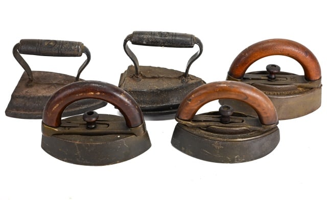 5 Antique Cast Iron Flat Irons: 5 Antique Cast Iron Flat Irons.Largest measures 5.5 inches x 4.5 inches x 7 inches.