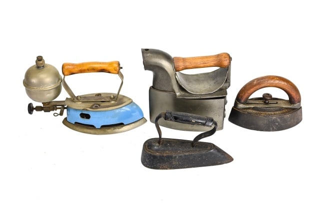 4 Antique Cast Iron Flat Irons: 4 Antique Cast Iron Flat Irons.Largest 8 inches x 5 inches x 5 inches.