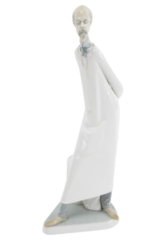 Lladro Dosctor Porcelain Figurine: Lladro Doctor Porcelain Figurine.Measures 14 inches x 5 inches x 5 inches.