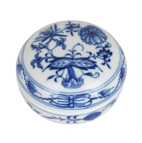 Vintage Meissen Porcelain Blue & White Trinket Box: Vintage Meissen Porcelain Blue and White Trinket Box.Measures 1.25 inches 2.75 inches diameter.